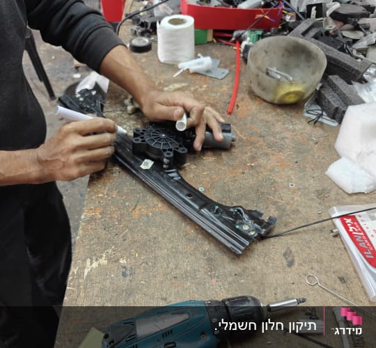 תיקון חלקי רכב על שולחן עבודה עם כלים